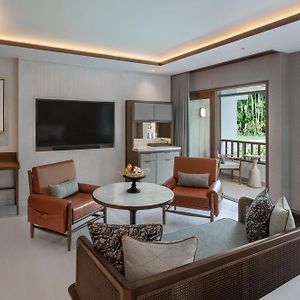 Deluxe Lagoon Access Studio 1 King Terrace Daily Activity